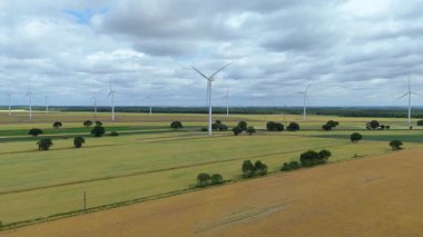 Devasa rüzgar türbini santralinin hava aracı görüntüsü, sürdürülebilir enerji ve yeşil kaynak altyapısı, gelecekteki elektrik tedarikleri için kritik endüstri. Birleşik Krallık 'ta küresel CO2 azaltımı ve net sıfır hedef.