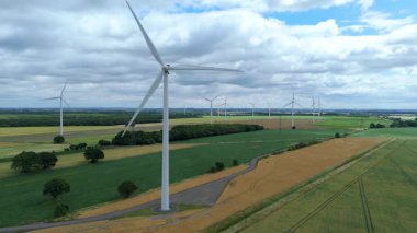 Devasa rüzgar türbini santralinin hava aracı görüntüsü, sürdürülebilir enerji ve yeşil kaynak altyapısı, gelecekteki elektrik tedarikleri için kritik endüstri. Birleşik Krallık 'ta küresel CO2 azaltımı ve net sıfır hedef.