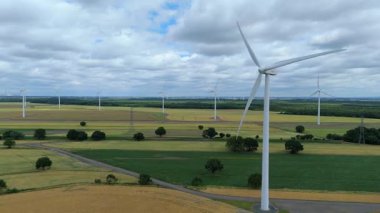 Devasa rüzgar türbini santralinin hava aracı görüntüsü, sürdürülebilir enerji ve yeşil kaynak altyapısı, gelecekteki elektrik tedarikleri için kritik endüstri. Birleşik Krallık 'ta küresel CO2 azaltımı ve net sıfır hedef.