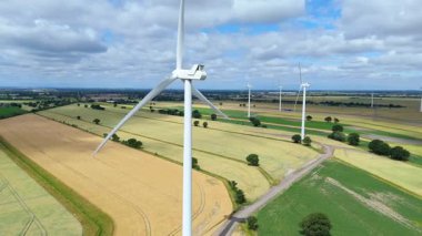Devasa rüzgar türbini santralinin hava aracı görüntüsü, sürdürülebilir enerji ve yeşil kaynak altyapısı, gelecekteki elektrik tedarikleri için kritik endüstri. Birleşik Krallık 'ta küresel CO2 azaltımı ve net sıfır hedef.