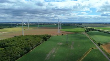 Devasa rüzgar türbini santralinin hava aracı görüntüsü, sürdürülebilir enerji ve yeşil kaynak altyapısı, gelecekteki elektrik tedarikleri için kritik endüstri. Birleşik Krallık 'ta küresel CO2 azaltımı ve net sıfır hedef.