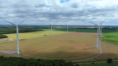 Devasa rüzgar türbini santralinin hava aracı görüntüsü, sürdürülebilir enerji ve yeşil kaynak altyapısı, gelecekteki elektrik tedarikleri için kritik endüstri. Birleşik Krallık 'ta küresel CO2 azaltımı ve net sıfır hedef.