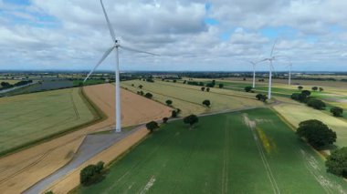 Devasa rüzgar türbini santralinin hava aracı görüntüsü, sürdürülebilir enerji ve yeşil kaynak altyapısı, gelecekteki elektrik tedarikleri için kritik endüstri. Birleşik Krallık 'ta küresel CO2 azaltımı ve net sıfır hedef.