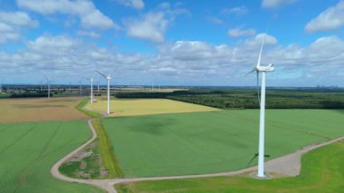 Devasa rüzgar türbini santralinin hava aracı görüntüsü, sürdürülebilir enerji ve yeşil kaynak altyapısı, gelecekteki elektrik tedarikleri için kritik endüstri. Birleşik Krallık 'ta küresel CO2 azaltımı ve net sıfır hedef.