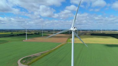 Devasa rüzgar türbini santralinin hava aracı görüntüsü, sürdürülebilir enerji ve yeşil kaynak altyapısı, gelecekteki elektrik tedarikleri için kritik endüstri. Birleşik Krallık 'ta küresel CO2 azaltımı ve net sıfır hedef.