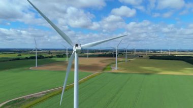 Devasa rüzgar türbini santralinin hava aracı görüntüsü, sürdürülebilir enerji ve yeşil kaynak altyapısı, gelecekteki elektrik tedarikleri için kritik endüstri. Birleşik Krallık 'ta küresel CO2 azaltımı ve net sıfır hedef.