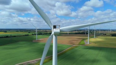 Devasa rüzgar türbini santralinin hava aracı görüntüsü, sürdürülebilir enerji ve yeşil kaynak altyapısı, gelecekteki elektrik tedarikleri için kritik endüstri. Birleşik Krallık 'ta küresel CO2 azaltımı ve net sıfır hedef.