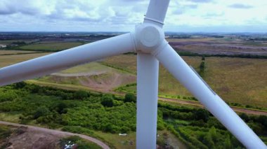 Devasa rüzgar türbini santralinin hava aracı görüntüsü, sürdürülebilir enerji ve yeşil kaynak altyapısı, gelecekteki elektrik tedarikleri için kritik endüstri. Birleşik Krallık 'ta küresel CO2 azaltımı ve net sıfır hedef.