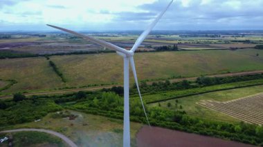 Devasa rüzgar türbini santralinin hava aracı görüntüsü, sürdürülebilir enerji ve yeşil kaynak altyapısı, gelecekteki elektrik tedarikleri için kritik endüstri. Birleşik Krallık 'ta küresel CO2 azaltımı ve net sıfır hedef.