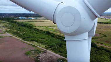 Devasa rüzgar türbini santralinin hava aracı görüntüsü, sürdürülebilir enerji ve yeşil kaynak altyapısı, gelecekteki elektrik tedarikleri için kritik endüstri. Birleşik Krallık 'ta küresel CO2 azaltımı ve net sıfır hedef.
