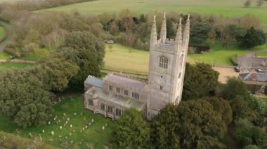 Eski kilisenin hava manzarası, İngiltere 'nin kırsal kesimindeki katedral manzarası.