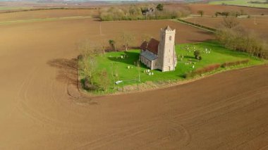 Eski kilisenin hava manzarası, İngiltere 'nin kırsal kesimindeki katedral manzarası.