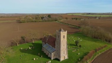 Eski kilisenin hava manzarası, İngiltere 'nin kırsal kesimindeki katedral manzarası.
