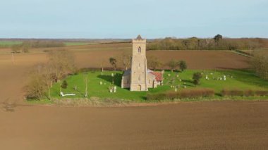 Eski kilisenin hava manzarası, İngiltere 'nin kırsal kesimindeki katedral manzarası.