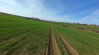 FPV insansız hava aracı, İngiltere 'de güneşli bir bahar günü, kırsal alanda kemerli köprü üzerinde alçak hava görüntüsü..