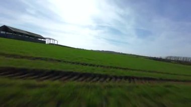 FPV insansız hava aracı, İngiltere 'de güneşli bir bahar günü, kırsal alanda kemerli köprü üzerinde alçak hava görüntüsü..