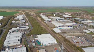 Huntingdon, Birleşik Krallık 'taki sanayi bölgesi, lojistik ve ulaşım binaları, depoları ve dağıtım merkezlerinin hava görüntüsü.