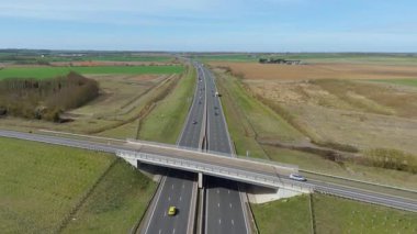 Trafik ve arabalarla dolu işlek otoyolun havadan görüntüsü, İngiltere 'de ulaşım ve seyahat için otoyollar.
