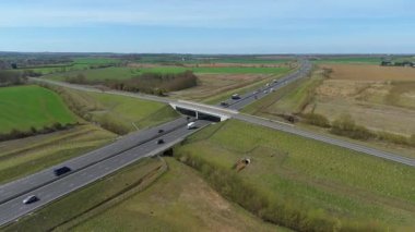 Trafik ve arabalarla dolu işlek otoyolun havadan görüntüsü, İngiltere 'de ulaşım ve seyahat için otoyollar.