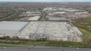 İngiltere 'deki sanayi depolarının, fabrikaların, dağıtım merkezlerinin insansız hava aracı görüntüsü. Ağır mallar lojistik ve ulaşım, ticaret bölgesi, Birleşik Krallık