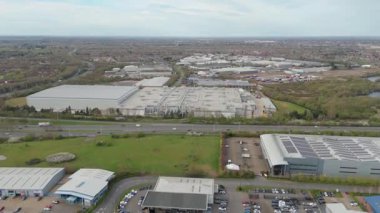 İngiltere 'deki sanayi depolarının, fabrikaların, dağıtım merkezlerinin insansız hava aracı görüntüsü. Ağır mallar lojistik ve ulaşım, ticaret bölgesi, Birleşik Krallık