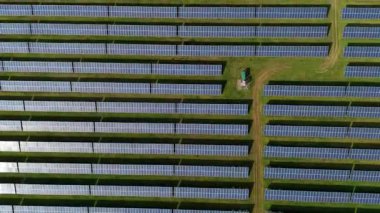 Büyük güneş paneli kurulumunun hava aracı görüntüsü. İngiliz kırsalındaki yenilenebilir kaynaklardan fotovoltaik elektrik santralleri. Güneşli bir yaz günü Birleşik Krallık.