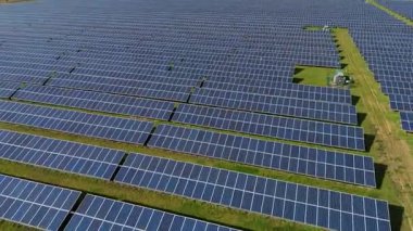 Büyük güneş paneli kurulumunun hava aracı görüntüsü. İngiliz kırsalındaki yenilenebilir kaynaklardan fotovoltaik elektrik santralleri. Güneşli bir yaz günü Birleşik Krallık.