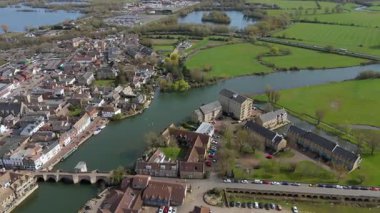 St Ives, Cambridgeshire, Birleşik Krallık 'ın hava manzarası. Ortaçağ pazar kasabası, büyük nehir ve köprü geçitleri olan binalar, bahar zamanı..