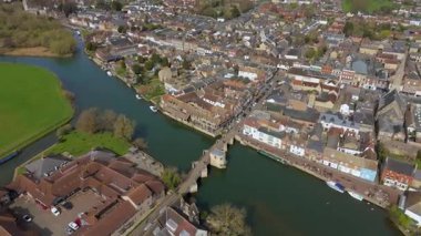 St Ives, Cambridgeshire, Birleşik Krallık 'ın hava manzarası. Ortaçağ pazar kasabası, büyük nehir ve köprü geçitleri olan binalar, bahar zamanı..