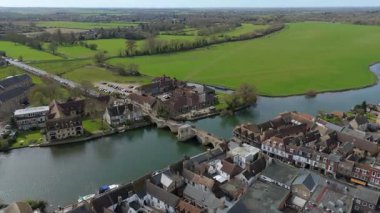 St Ives, Cambridgeshire, Birleşik Krallık 'ın hava manzarası. Ortaçağ pazar kasabası, büyük nehir ve köprü geçitleri olan binalar, bahar zamanı..