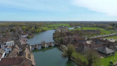 St Ives, Cambridgeshire, Birleşik Krallık 'ın hava manzarası. Ortaçağ pazar kasabası, büyük nehir ve köprü geçitleri olan binalar, bahar zamanı..