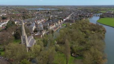 St Ives, Cambridgeshire, Birleşik Krallık 'ın hava manzarası. Ortaçağ pazar kasabası, büyük nehir ve köprü geçitleri olan binalar, bahar zamanı..