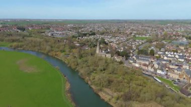 St Ives, Cambridgeshire, Birleşik Krallık 'ın hava manzarası. Ortaçağ pazar kasabası, büyük nehir ve köprü geçitleri olan binalar, bahar zamanı..