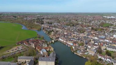 St Ives, Cambridgeshire, Birleşik Krallık 'ın hava manzarası. Ortaçağ pazar kasabası, büyük nehir ve köprü geçitleri olan binalar, bahar zamanı..