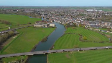 St Ives, Cambridgeshire, Birleşik Krallık 'ın hava manzarası. Ortaçağ pazar kasabası, büyük nehir ve köprü geçitleri olan binalar, bahar zamanı..