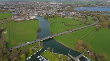 St Ives, Cambridgeshire, Birleşik Krallık 'ın hava manzarası. Ortaçağ pazar kasabası, büyük nehir ve köprü geçitleri olan binalar, bahar zamanı..