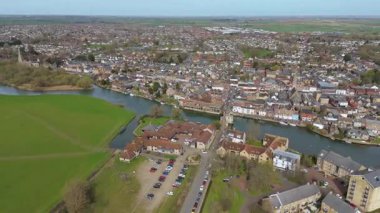St Ives, Cambridgeshire, Birleşik Krallık 'ın hava manzarası. Ortaçağ pazar kasabası, büyük nehir ve köprü geçitleri olan binalar, bahar zamanı..