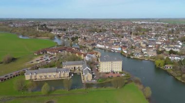 St Ives, Cambridgeshire, Birleşik Krallık 'ın hava manzarası. Ortaçağ pazar kasabası, büyük nehir ve köprü geçitleri olan binalar, bahar zamanı..