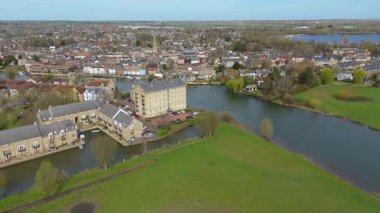 St Ives, Cambridgeshire, Birleşik Krallık 'ın hava manzarası. Ortaçağ pazar kasabası, büyük nehir ve köprü geçitleri olan binalar, bahar zamanı..