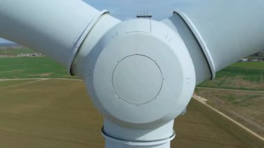 Devasa rüzgar türbini santralinin hava aracı görüntüsü, sürdürülebilir enerji ve yeşil kaynak altyapısı, gelecekteki elektrik tedarikleri için kritik endüstri. Birleşik Krallık 'ta küresel CO2 azaltımı ve net sıfır hedef.