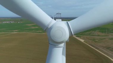 Devasa rüzgar türbini santralinin hava aracı görüntüsü, sürdürülebilir enerji ve yeşil kaynak altyapısı, gelecekteki elektrik tedarikleri için kritik endüstri. Birleşik Krallık 'ta küresel CO2 azaltımı ve net sıfır hedef.