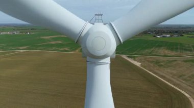 Devasa rüzgar türbini santralinin hava aracı görüntüsü, sürdürülebilir enerji ve yeşil kaynak altyapısı, gelecekteki elektrik tedarikleri için kritik endüstri. Birleşik Krallık 'ta küresel CO2 azaltımı ve net sıfır hedef.