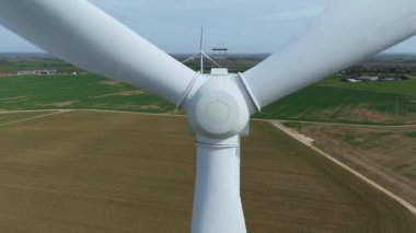 Devasa rüzgar türbini santralinin hava aracı görüntüsü, sürdürülebilir enerji ve yeşil kaynak altyapısı, gelecekteki elektrik tedarikleri için kritik endüstri. Birleşik Krallık 'ta küresel CO2 azaltımı ve net sıfır hedef.