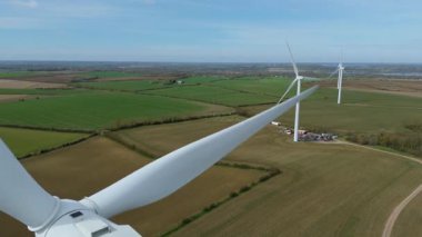 Devasa rüzgar türbini santralinin hava aracı görüntüsü, sürdürülebilir enerji ve yeşil kaynak altyapısı, gelecekteki elektrik tedarikleri için kritik endüstri. Birleşik Krallık 'ta küresel CO2 azaltımı ve net sıfır hedef.