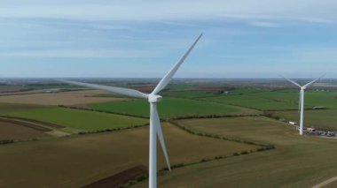 Devasa rüzgar türbini santralinin hava aracı görüntüsü, sürdürülebilir enerji ve yeşil kaynak altyapısı, gelecekteki elektrik tedarikleri için kritik endüstri. Birleşik Krallık 'ta küresel CO2 azaltımı ve net sıfır hedef.
