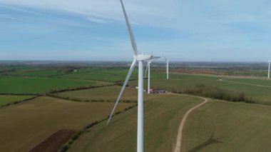 Devasa rüzgar türbini santralinin hava aracı görüntüsü, sürdürülebilir enerji ve yeşil kaynak altyapısı, gelecekteki elektrik tedarikleri için kritik endüstri. Birleşik Krallık 'ta küresel CO2 azaltımı ve net sıfır hedef.