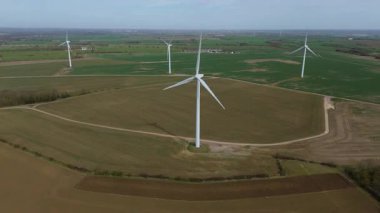 Devasa rüzgar türbini santralinin hava aracı görüntüsü, sürdürülebilir enerji ve yeşil kaynak altyapısı, gelecekteki elektrik tedarikleri için kritik endüstri. Birleşik Krallık 'ta küresel CO2 azaltımı ve net sıfır hedef.