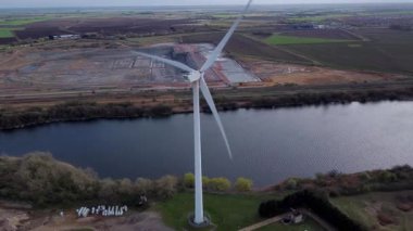 Endüstriyel arazi üzerindeki rüzgar türbinlerinin, depoların ve ticari faaliyet bölgesinin hava görüntüsü, Whittlesey, Peterborough, Birleşik Krallık 'ta sürdürülebilir yenilenebilir kaynaklar.