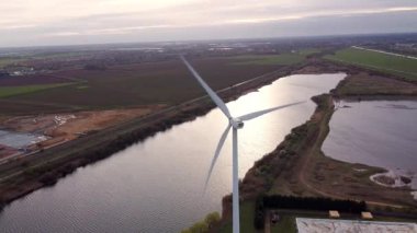 Endüstriyel arazi üzerindeki rüzgar türbinlerinin, depoların ve ticari faaliyet bölgesinin hava görüntüsü, Whittlesey, Peterborough, Birleşik Krallık 'ta sürdürülebilir yenilenebilir kaynaklar.