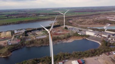 Endüstriyel arazi üzerindeki rüzgar türbinlerinin, depoların ve ticari faaliyet bölgesinin hava görüntüsü, Whittlesey, Peterborough, Birleşik Krallık 'ta sürdürülebilir yenilenebilir kaynaklar.